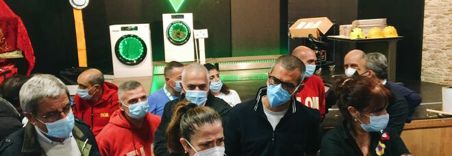 Whirlpool Napoli, la vice ministra Todde in lacrime dopo l’incontro in fabbrica con gli operai