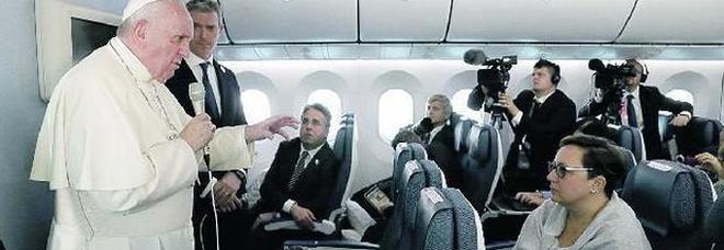 il Papa durante il volo di ritorno da Tokyo