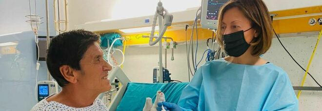 Gianni Morandi, imboccato in Ospedale dalla moglie Anna: «Abbiamo bisogno di chi ci ama»