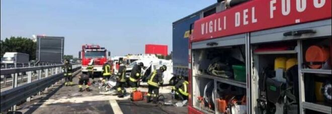 Incidente sull'A4 Milano-Torino, auto contro furgone: morti 4 operai. Traffico bloccato