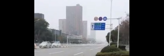 Virus Cina, un italiano bloccato a Wuhan: «Città spettrale, non so quando mi lasceranno partire»