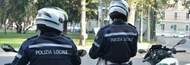 Napoli, controlli della polizia su ambulanti e abusivi: sequestri e multe