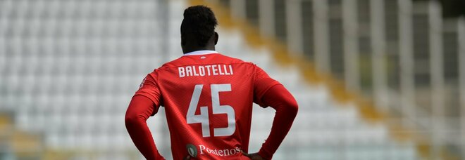 Brescia, l amica di Balotelli pestata dal compagno: «Smettila di tradirmi con lui»