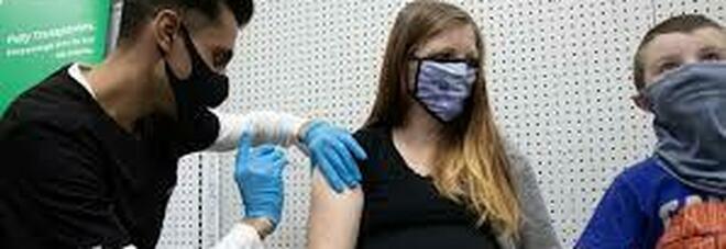 Vaccinazione anti Covid, per la Francia donne in età fertile a rischio: la tesi divide gli scienziati