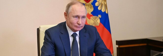 Putin ordina la censura di stato: stop a tv e giornali indipendenti. Poi blocca Facebook: «I nostri media sono discriminati»
