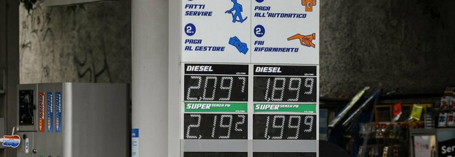 Benzina, sale ancora il prezzo: il self ora supera 2 euro al litro. L'effetto "valanga" sulla spesa