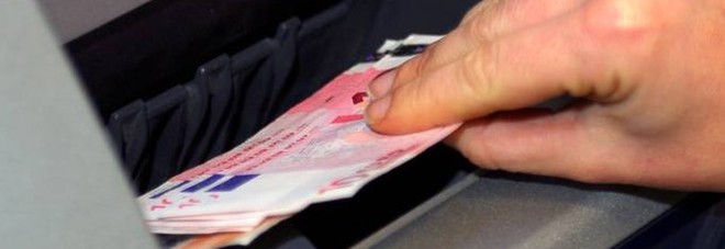 Trova 500 euro nello sportello del bancomat: poliziotto li riconsegna al legittimo proprietario