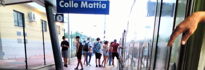 Incidente Frecciarossa, odissea per i viaggiatori dei Regionali. «Treno fermo a Valmontone, a Roma in taxi e 150 euro per l'hotel»