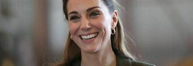 Kate Middleton visita un hub che fornisce supporto a madri e figli. E si commuove pensando a Louis