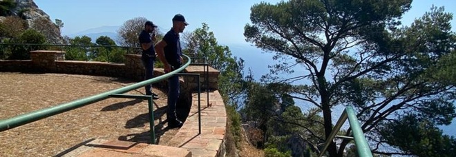Capri, il turista americano scomparso ritrovato morto nella scarpata del parco Astarita: in corso le operazioni di recupero