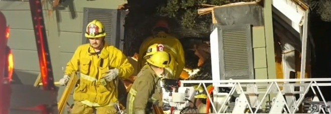 Los Angeles, albero gigantesco crolla su una casa: muore un 60enne che stava dormendo