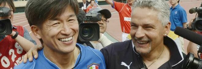 Kazuyoshi Miura (54) in una foto in compagnia dell'amico Roberto Baggio
