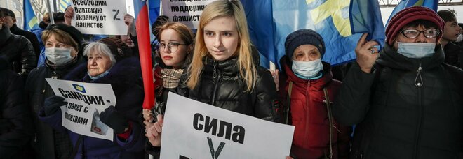 Ucraina, le sanzioni hanno stravolto la vita dei russi: prezzi alle stelle, corsa alle scorte, disoccupazione e depressione