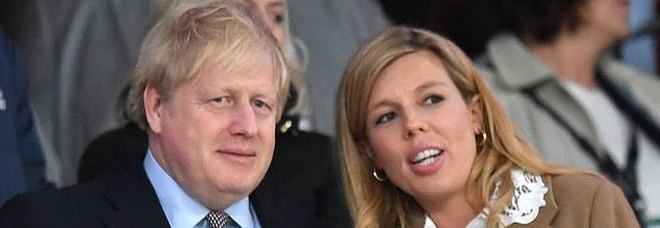 Coronavirus, dopo Boris Johnson in isolamento anche Carrie Symonds, la compagna incinta del premier