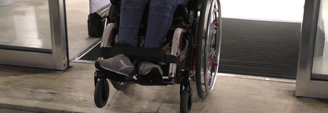 Napoli, tetraplegica sulla sedia a rotelle «Nessun aiuto per il trasporto a scuola»