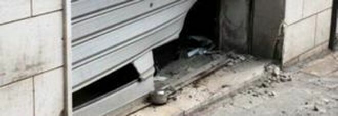 Bomba a Frattaminore, danneggiata la serranda di un centro estetico