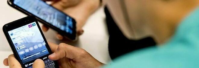 «Guardare il cellulare è contagioso», le prove in uno studio condotto dall'Università di Pisa