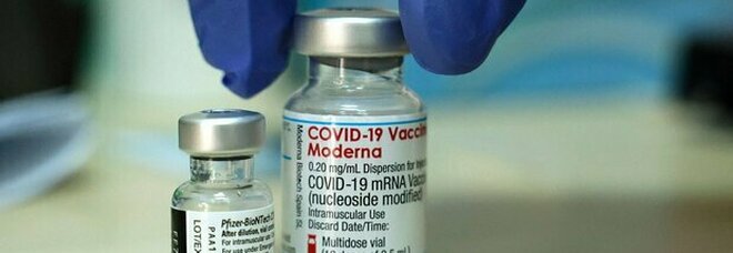 Vaccini, la terza dose a chi va prima? «Medici, insegnanti e fragili». Ecco tutte le categorie