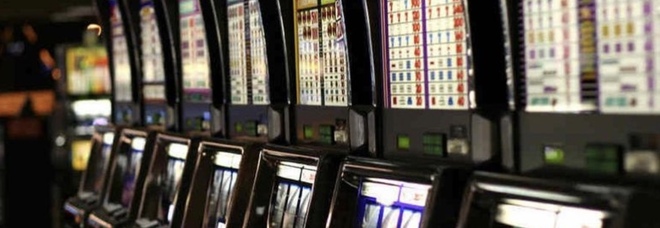 Camorra, slot machine del clan Belforte: scatta il sequestro per tre imprenditori