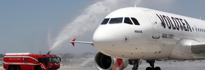 Mykonos-Napoli, avaria sul volo Volotea: atterraggio di emergenza all'aeroporto di Bari