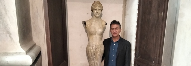 Lello Esposito, una sirena a San Giovanni Maggiore: ecco la scultura nel luogo del mito