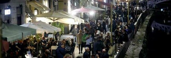 Movida, follia a Milano: vigile aggredito dal branco, gli prendono la pistola e partono dei colpi