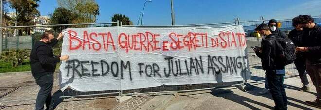 Napoli, studenti protestano al Consolato Usa per la libertà di Julian Assange