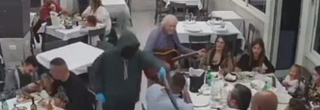 Casavatore, video in pizzeria: non era una rapina, i banditi volevano uccidere