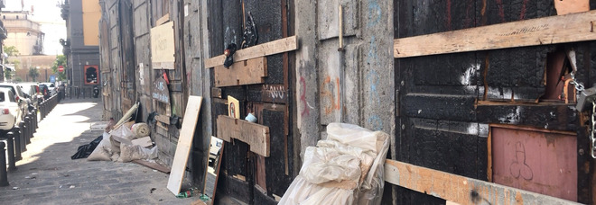 Piazza Mercato, ingombranti e amianto abbandonati a due passi dell'associazione giovanile