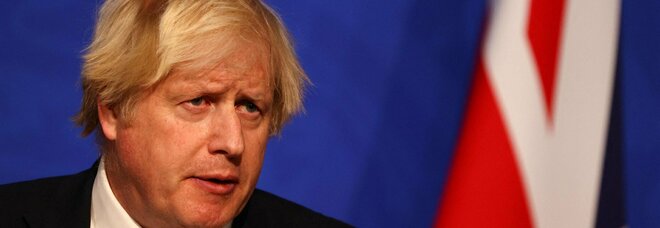 Omicron, Boris Johnson scopre il Green pass ma finisce nella bufera per il party a Downing Street