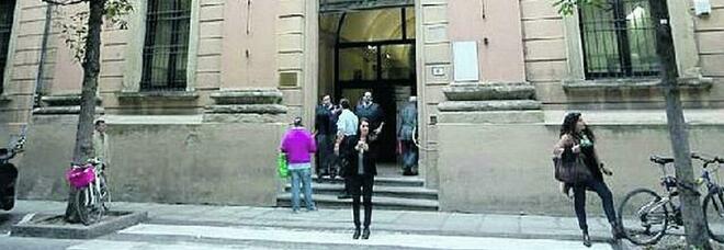 Villa Inferno a Bologna, escort e coca ai festini. La testimone: «C'era anche un frate»