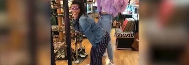 Kendall Jenner e Kourtney Kardashian: ecco il balletto sexy nel negozio