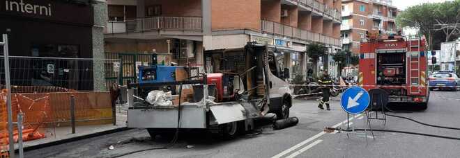 Via Cilea, incendio sul furgone pieno di bombole di acetilene: chiusa anche la rampa della Tangenziale