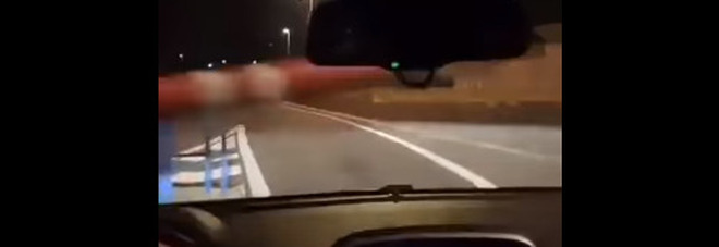 Napoli, pirata della strada sfonda la sbarra del telepass e pubblica il video su TikTok