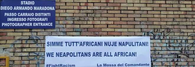 Napoli-Torino, «Simme tutt africani»: striscioni contro il razzismo allo stadio Maradona dopo gli insulti a Koulibaly