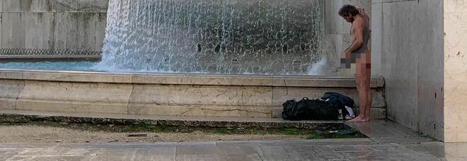 Roma, bagno nudo nella fontana del Vittoriano: scatta la multa