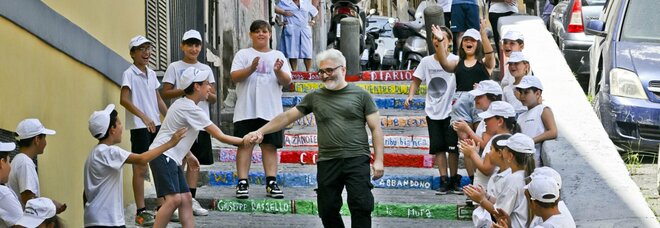 La scalinata della cultura a Napoli: ecco l'opera di La Motta e dei baby-artisti