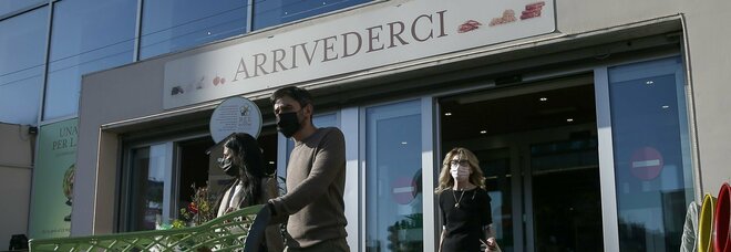 Mascherine, da Roma a Milano naso e bocca ancora coperti dentro i negozi: prevale la prudenza