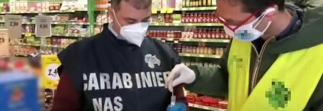 Roma, catena di supermercati vendeva alimenti scaduti: sequestrate 6 tonnellate di prodotti dai Nas