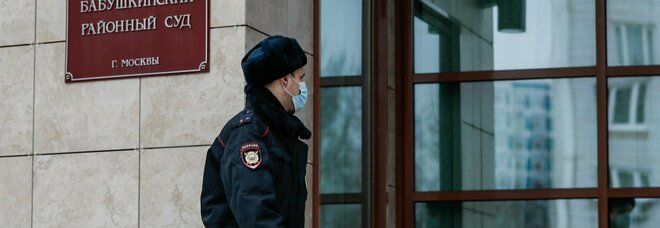 Russia, slitta il processo a carico di Navalny. Il suo legale: «È in isolamento per il Covid»