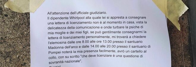 Whirlpool Napoli, l'operaio all’ufficiale giudiziario con la lettera di licenziamento: «Sono in strada a chiedere l’elemosina»