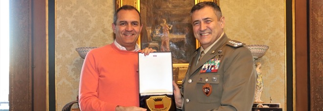 Il sindaco di Napoli de Magistris riceve il generale Vittiglio, nuovo comandante Nato a Lago Patria