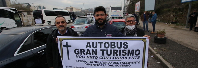 Bus gran turismo, corteo di protesta in autostrada con carro funebre: traffico in tilt tra Napoli e Caianello