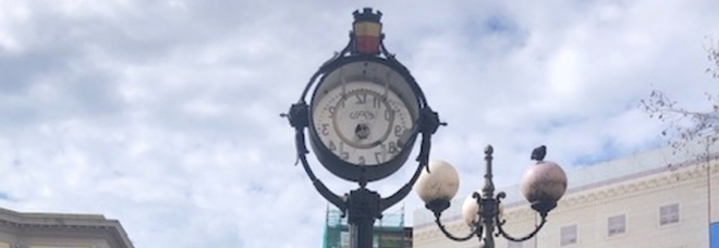 Napoli, appello per riattivare lo storico orologio di piazza Vanvitelli (dopo una vita)
