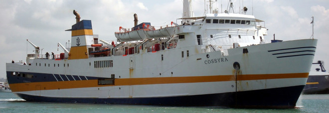 Lampedusa, bloccato traghetto di linea: il molo è occupato dal veliero Alex con i naufraghi