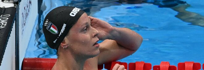 Federica Pellegrini delude ma è in semifinale: «Devo cambiare registro». Argento nella 4x100 stile libero, il nuoto azzurro fa la storia