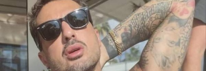Fabrizio Corona, toccata e fuga nel Salento: corsa al selfie con il "re" del gossip. Lui ne approfitta per un bagno fuori stagione
