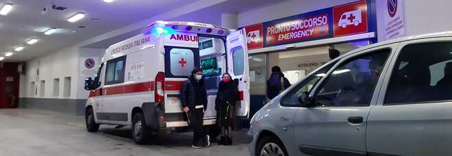 Napoli, focolaio Covid all'Ospedale del Mare: positivi 20 sanitari del pronto soccorso