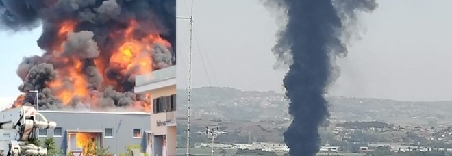 Monterotondo, incendio nella fabbrica di vernici. Il comune: «Chiudete le finestre»