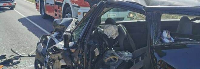 Tremendo frontale tra auto: tre feriti, gravi due donne soccorse dall'eliambulanza